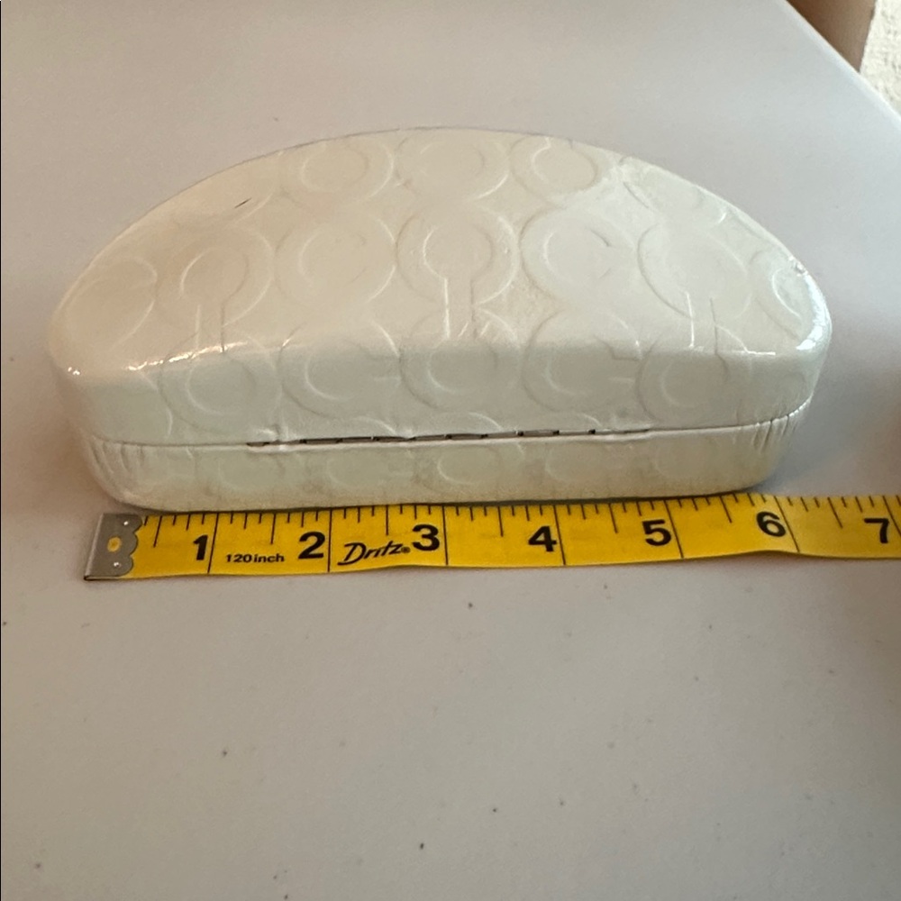 Coach Glossy Cream Eyeglasses Case. - Picture 7 of 8